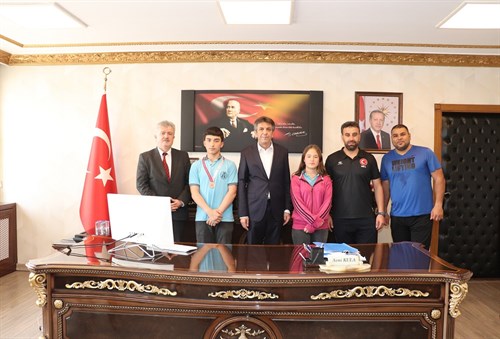 Okul Sporları Halter Türkiye Finallerinde Derece Elden Eden Öğrenciler, Kaymakamımız Avni Kula'yı Ziyaret Ettiler